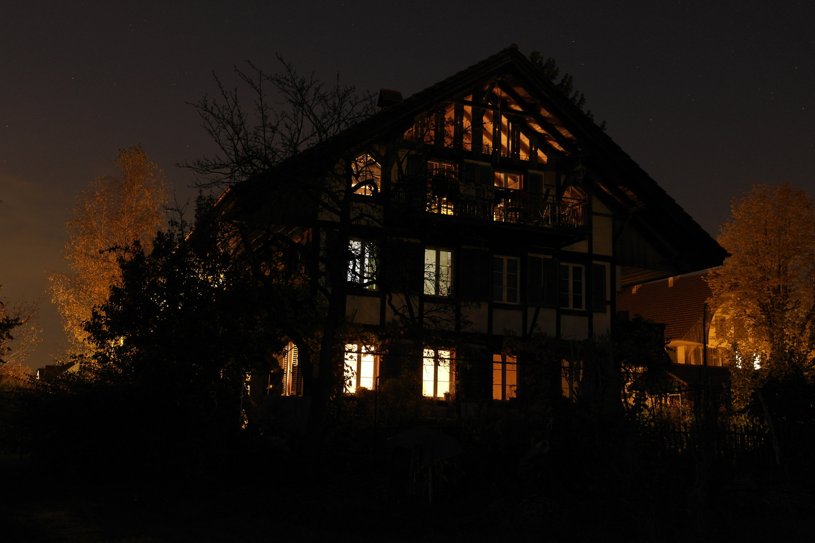 Altes Haus bei Nacht