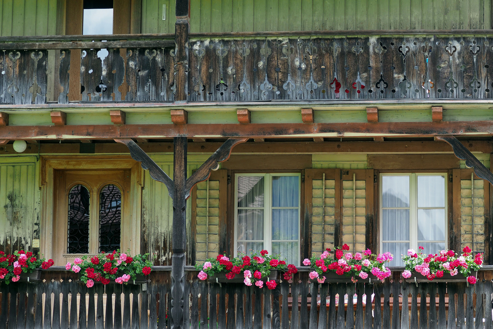 ALTES HAUS, FRISCHE BLUMEN