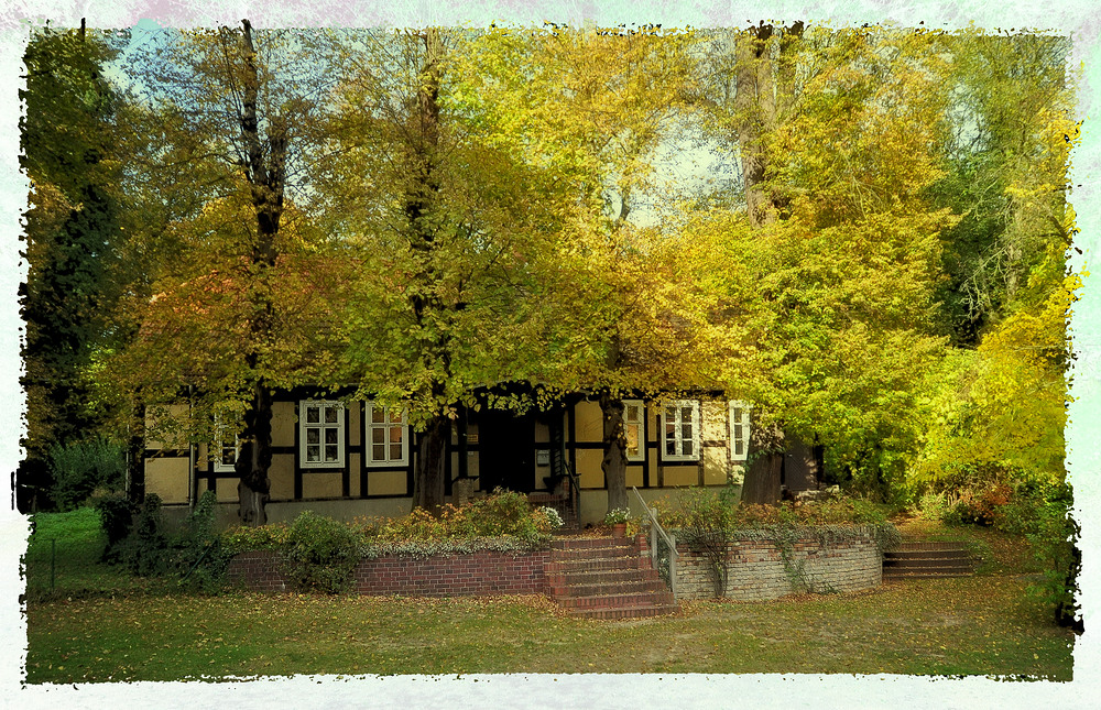 Altes Haus im Herbst.......,