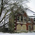 altes haus im schnee