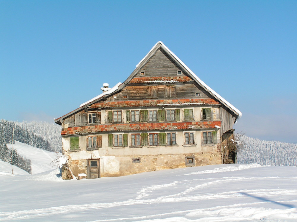 Altes Haus im Winter