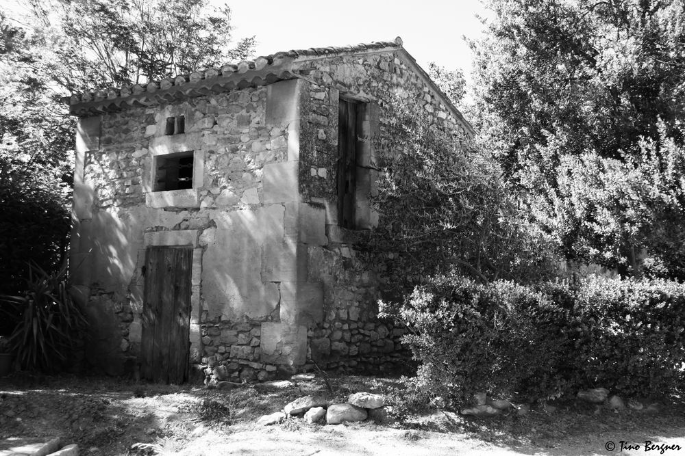 altes Haus in den Weinbergen der Alpillen