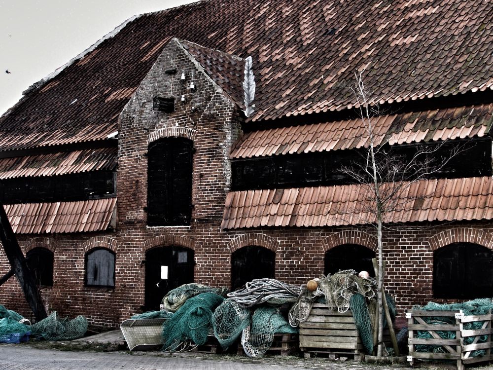 Altes Haus mit Fischernetzen