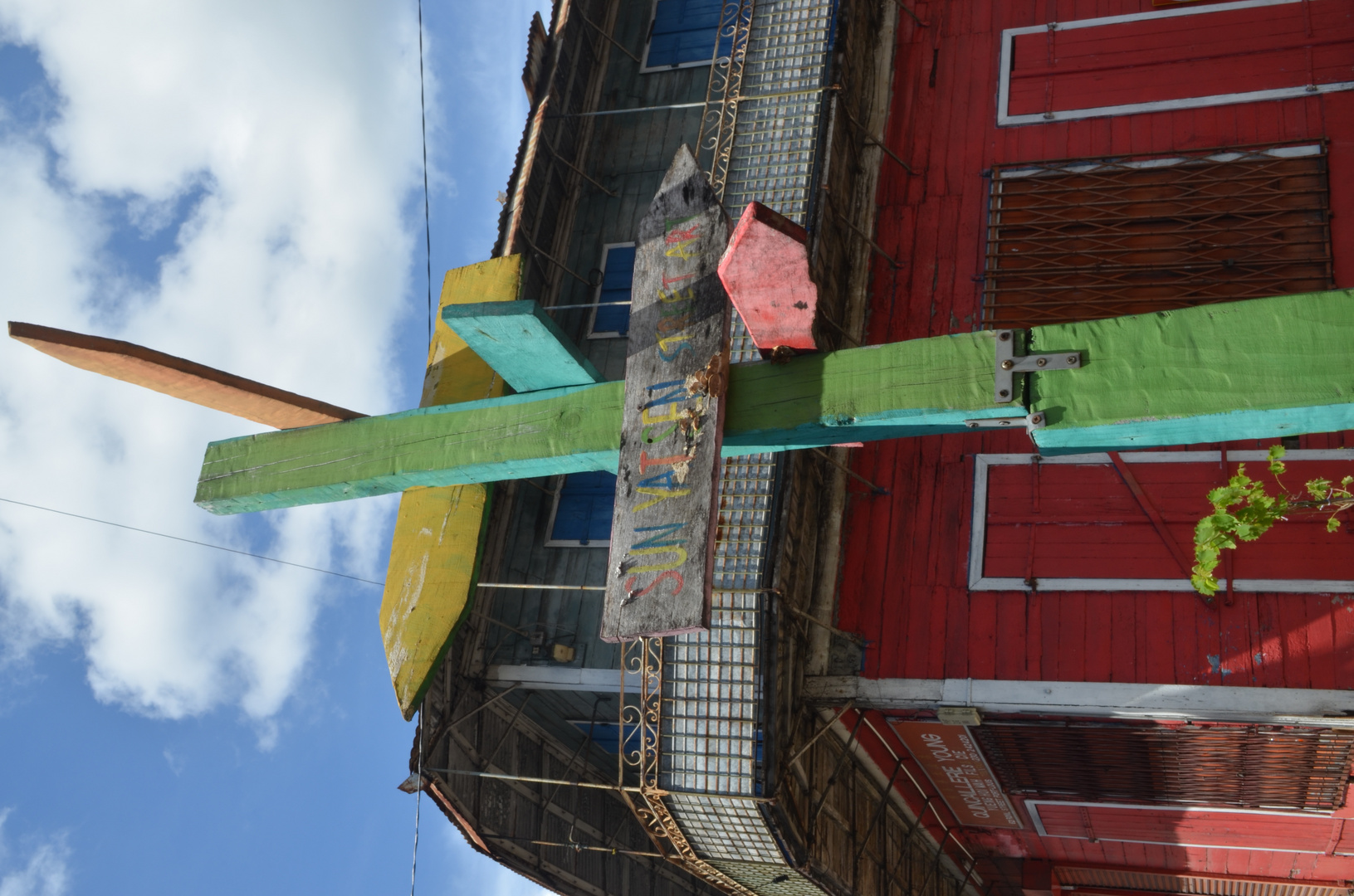 Altes Haus mit Wegweiser in Chinatown (Port Louis, Mauritius) 