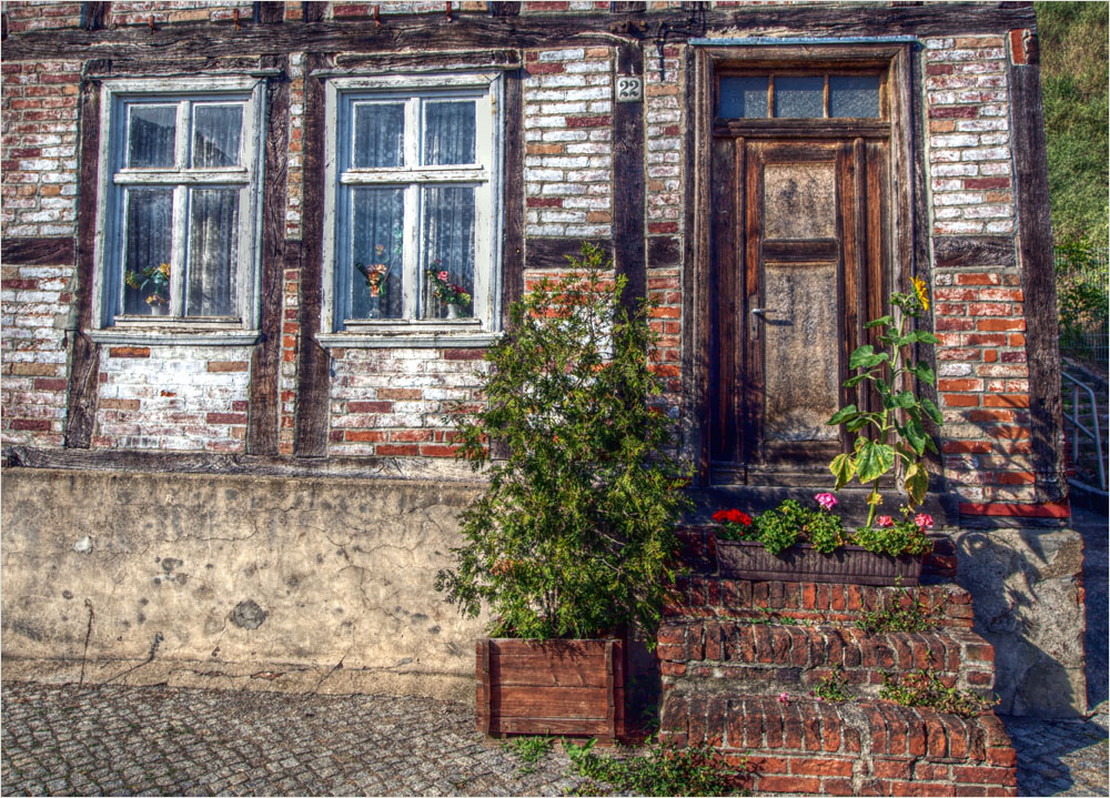 Altes Haus, sommerlich geschmückt ...