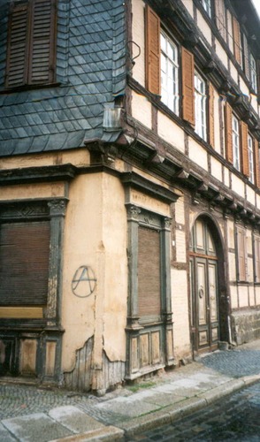 altes Haus und Bürgersteig