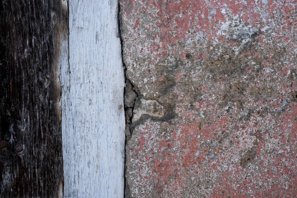 altes Holz trifft auf altes Mauerwerk