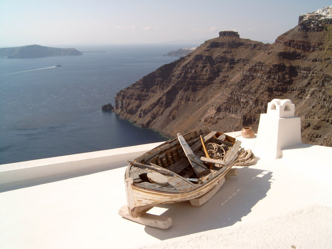 altes Holzboot auf Santorini