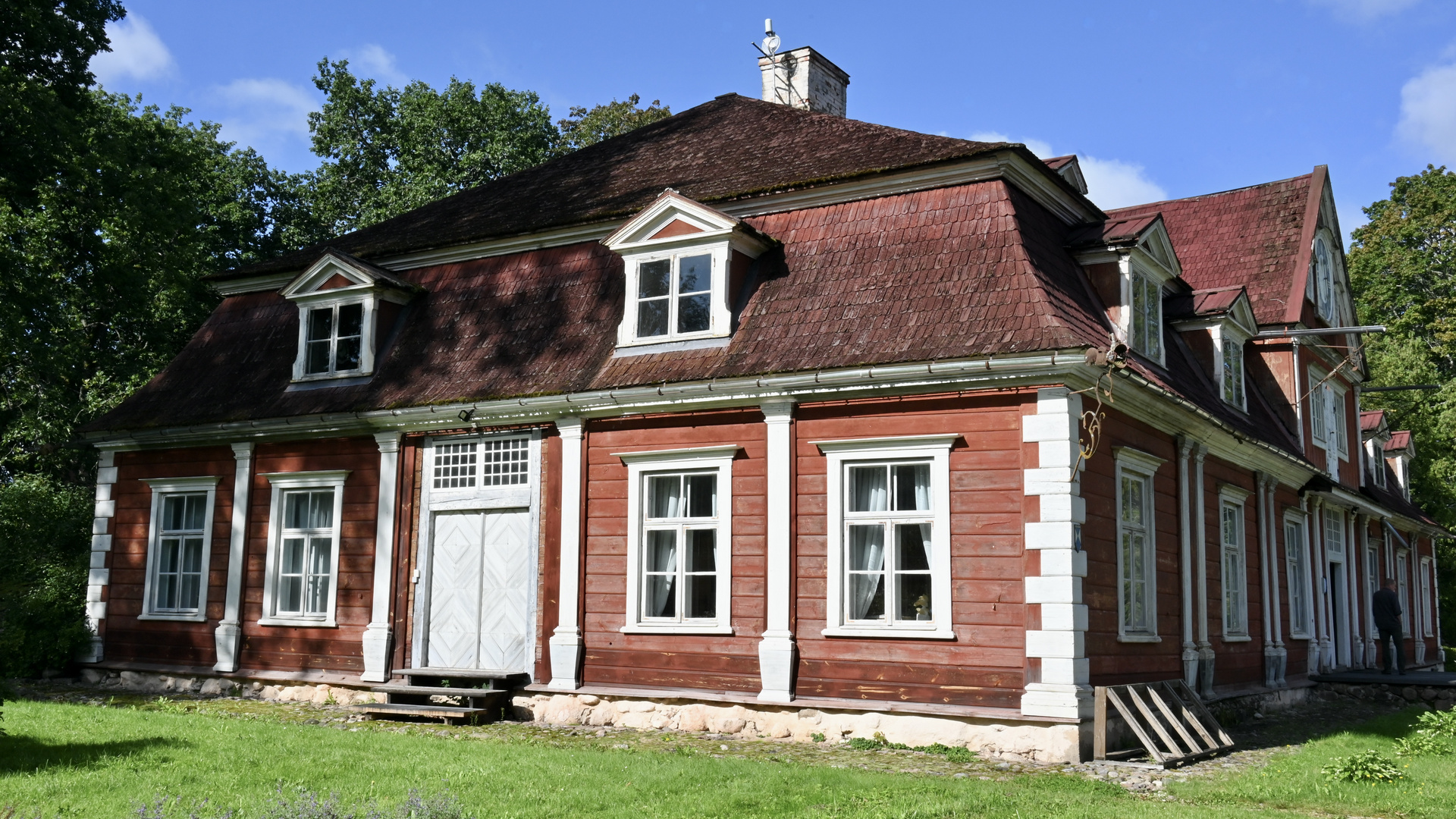 altes Holzhaus im Baltikum