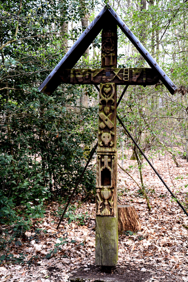 Altes Holzkreuz zum Karfreitag.