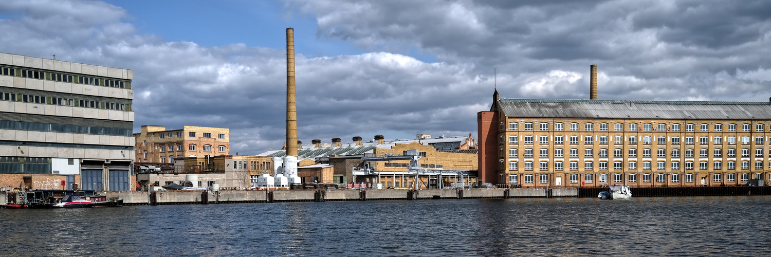 Altes Industriegelände an der Spree