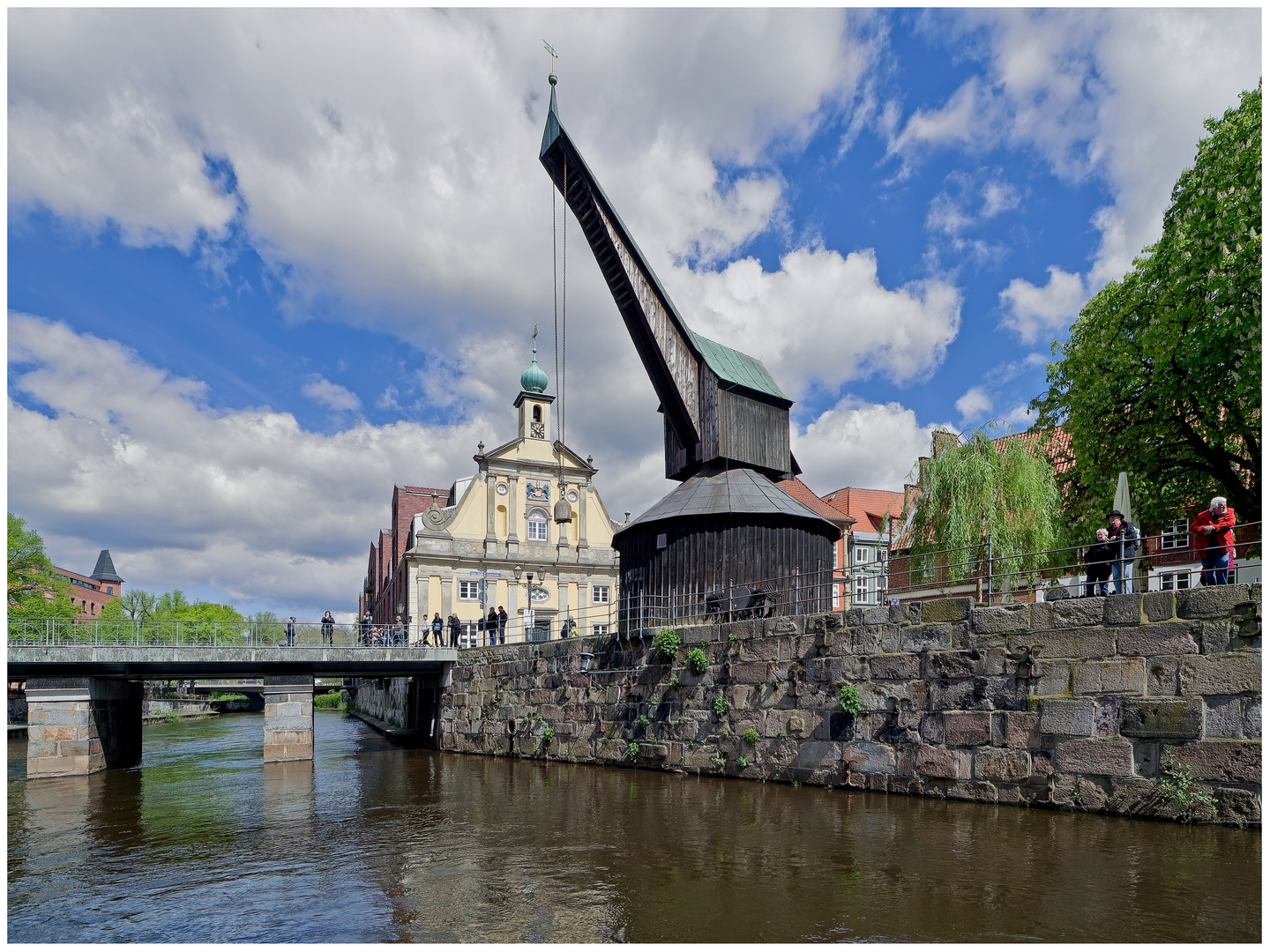 Altes Kaufhaus mit Krahn an der Ilmenau