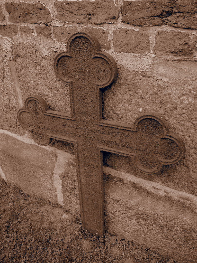 Altes Kreuz vor Kirchenmauer II