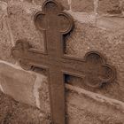 Altes Kreuz vor Kirchenmauer II