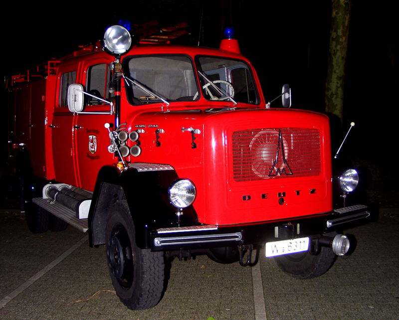 Altes Löschfahrzeug der FF Wuppertal bei Nacht