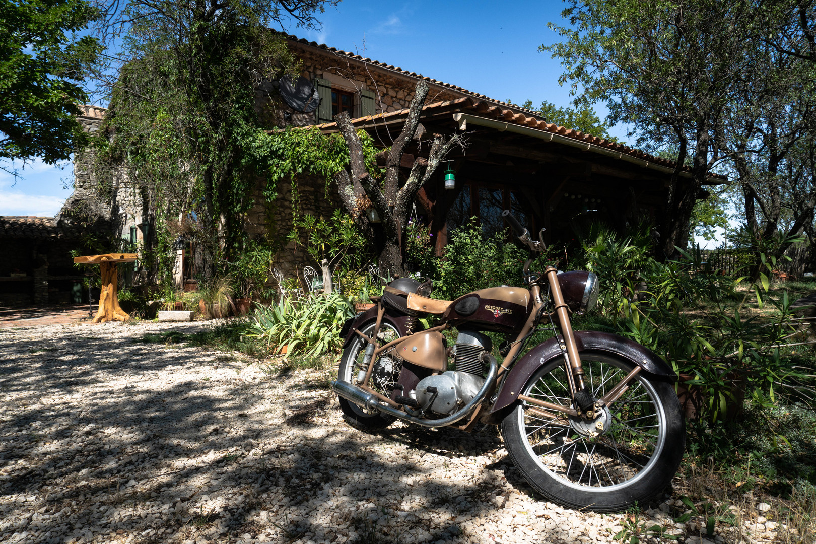 altes Motorrad vor Restaurant in der Ardeche