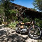 altes Motorrad vor Restaurant in der Ardeche