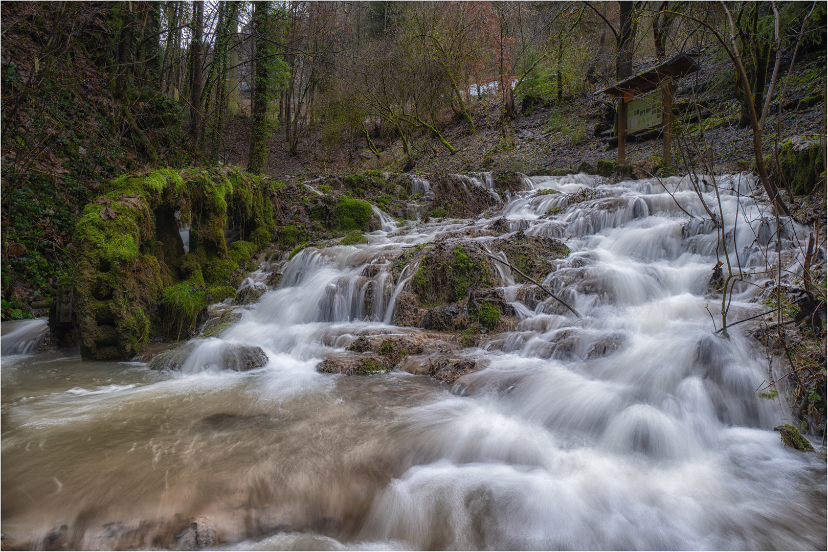 Altes Mühlrad im Bach