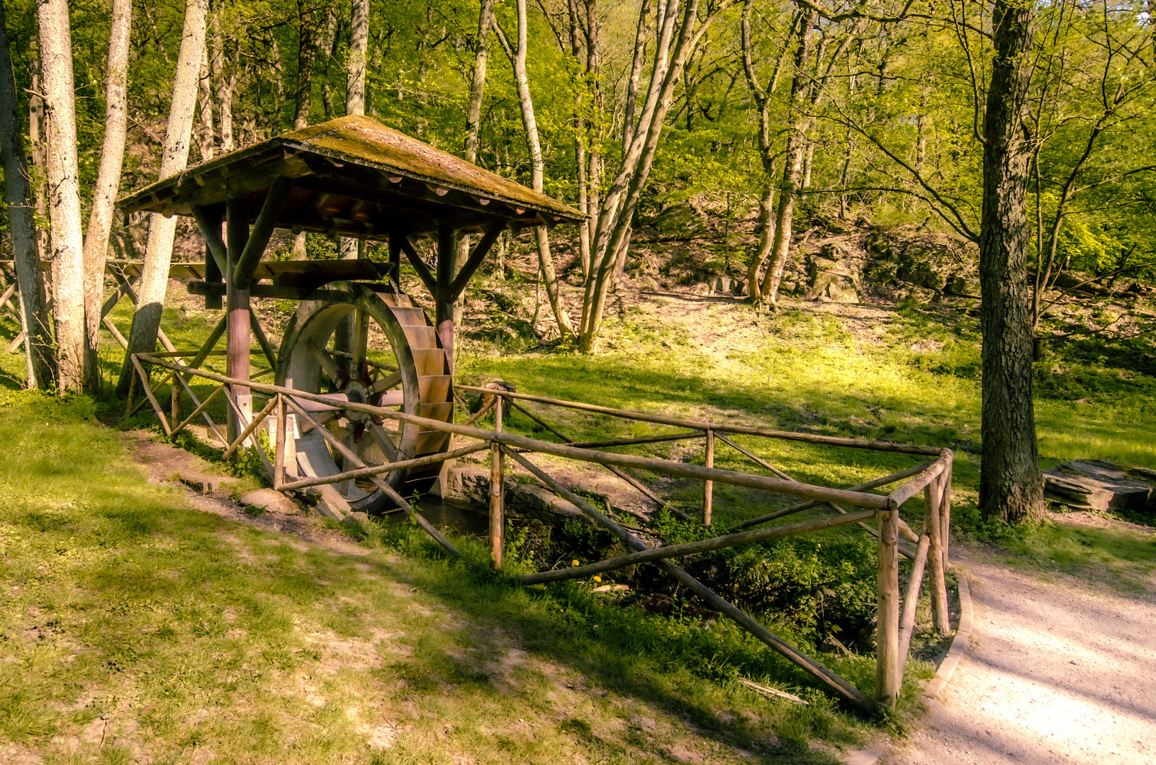 Altes Mühlrad im Woogtal bei Königstein/Taunus