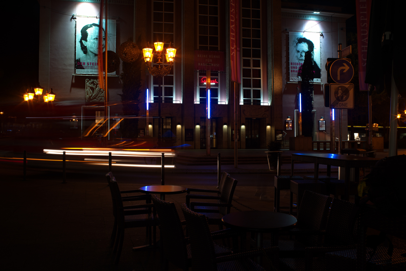 Altes Opernhaus mit Lichtspur RTW