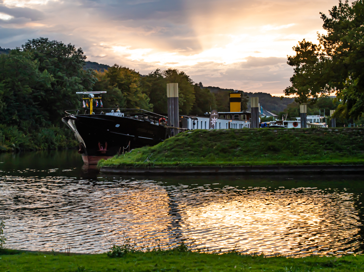 Altes Passagierschiff im Hafen 1340