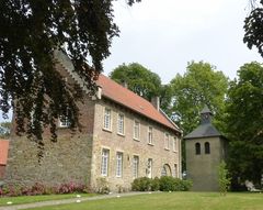 Altes Pastorat mit Glockenturm