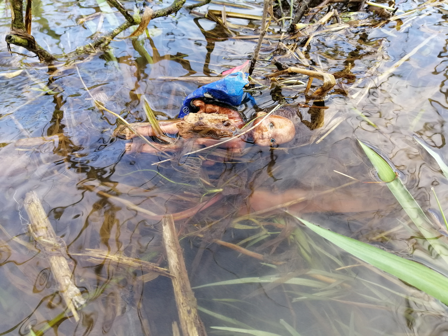 altes Püppchen im Hochwasser