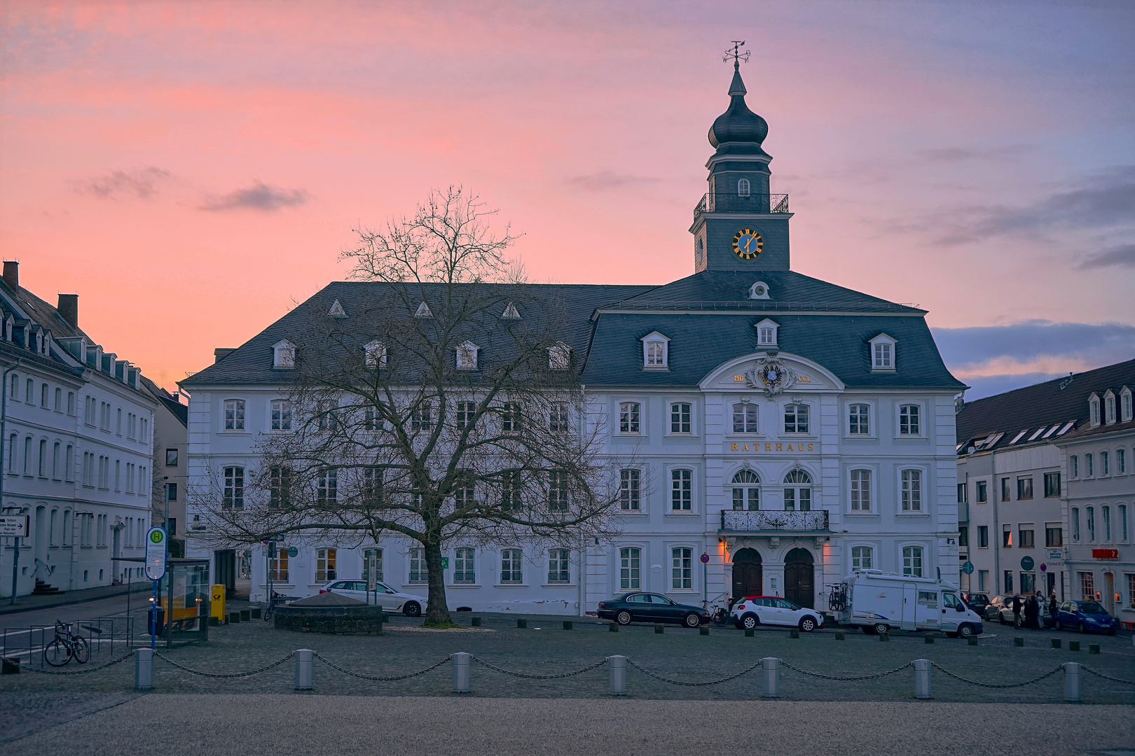 Altes Rathaus am Schlossplatz in Saarbrücken im Sonnenuntergang