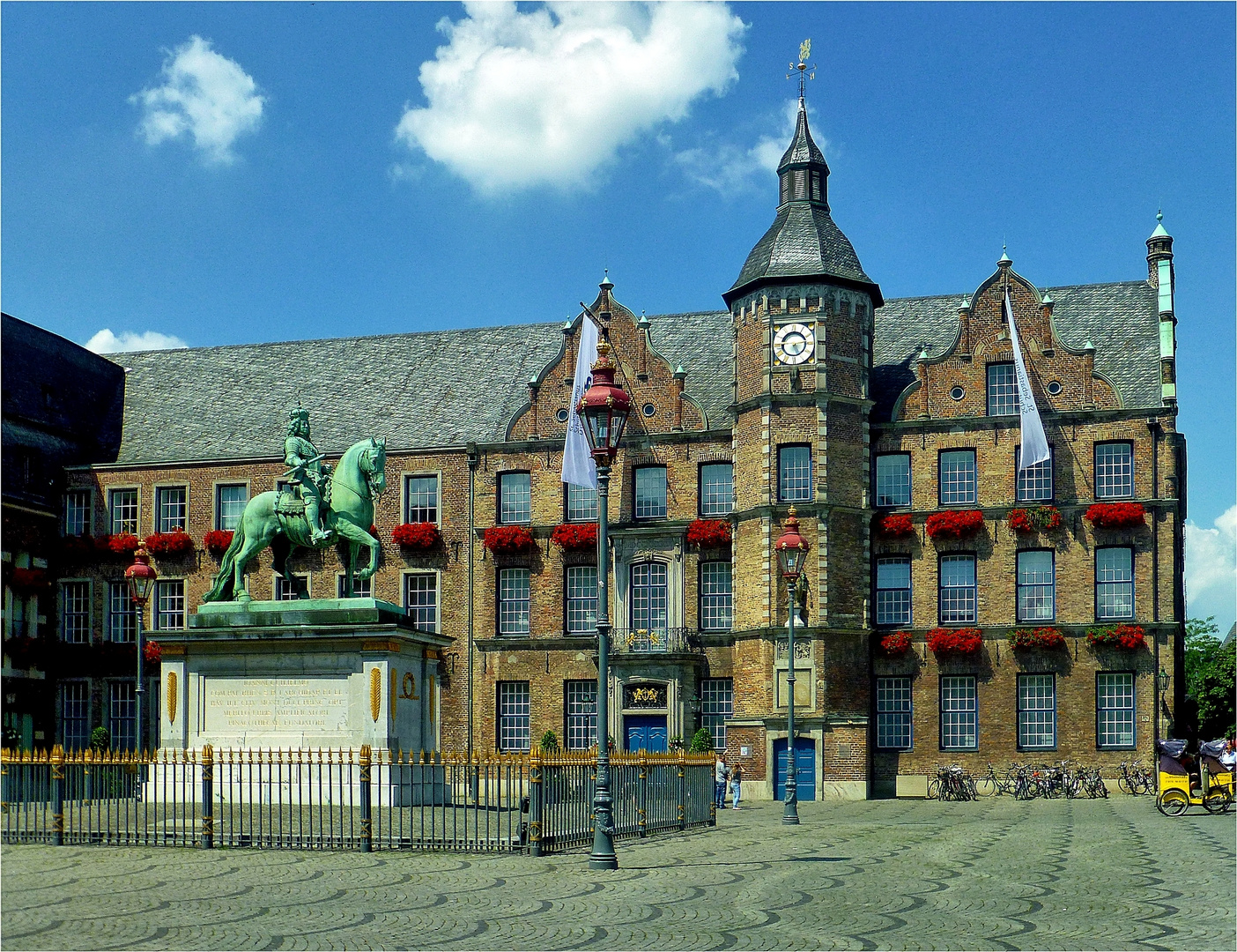 Altes Rathaus Düsseldorf mit Jan-Wellem-Reiterdenkmal