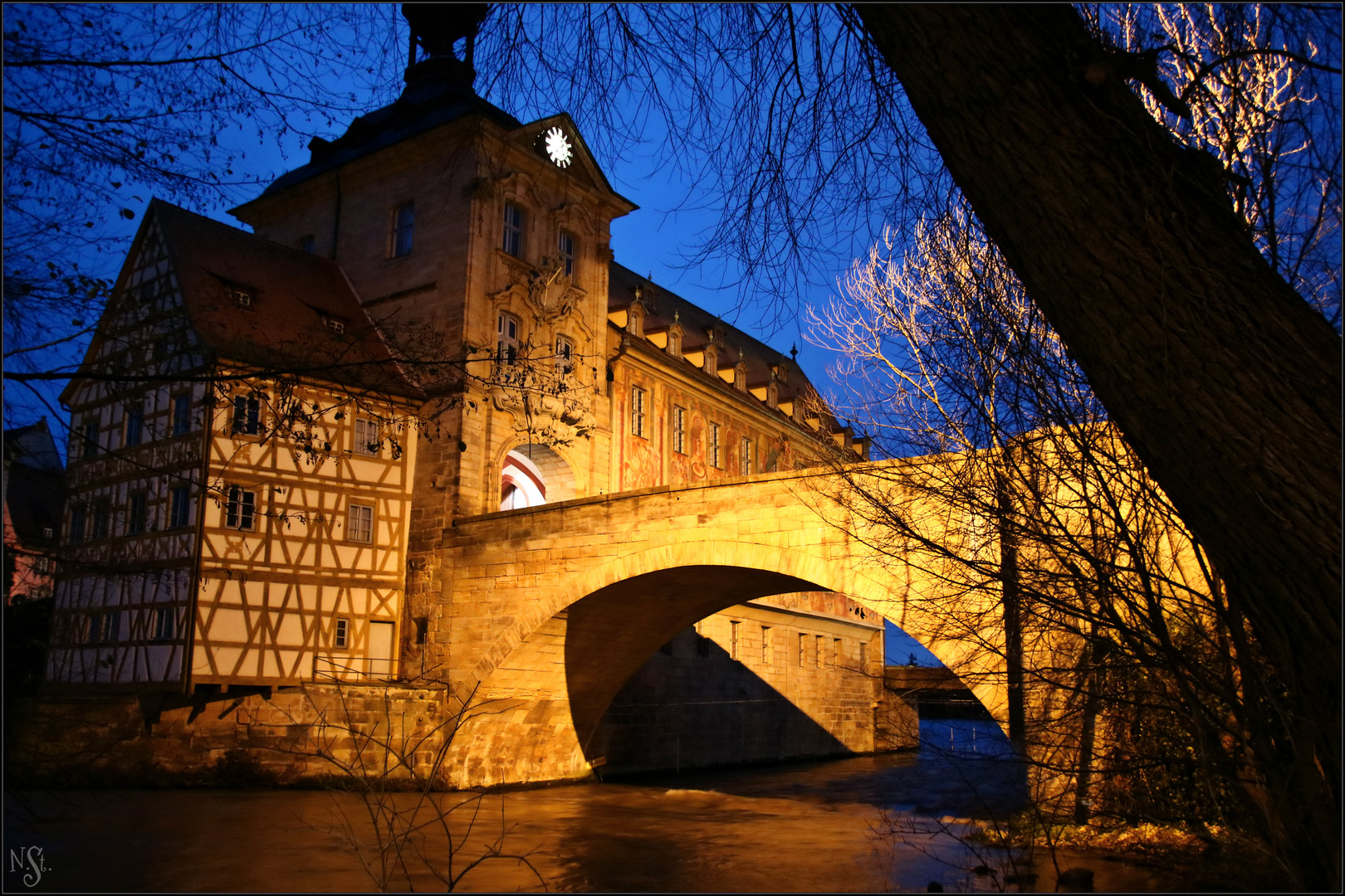 Altes Rathaus im Dunkeln