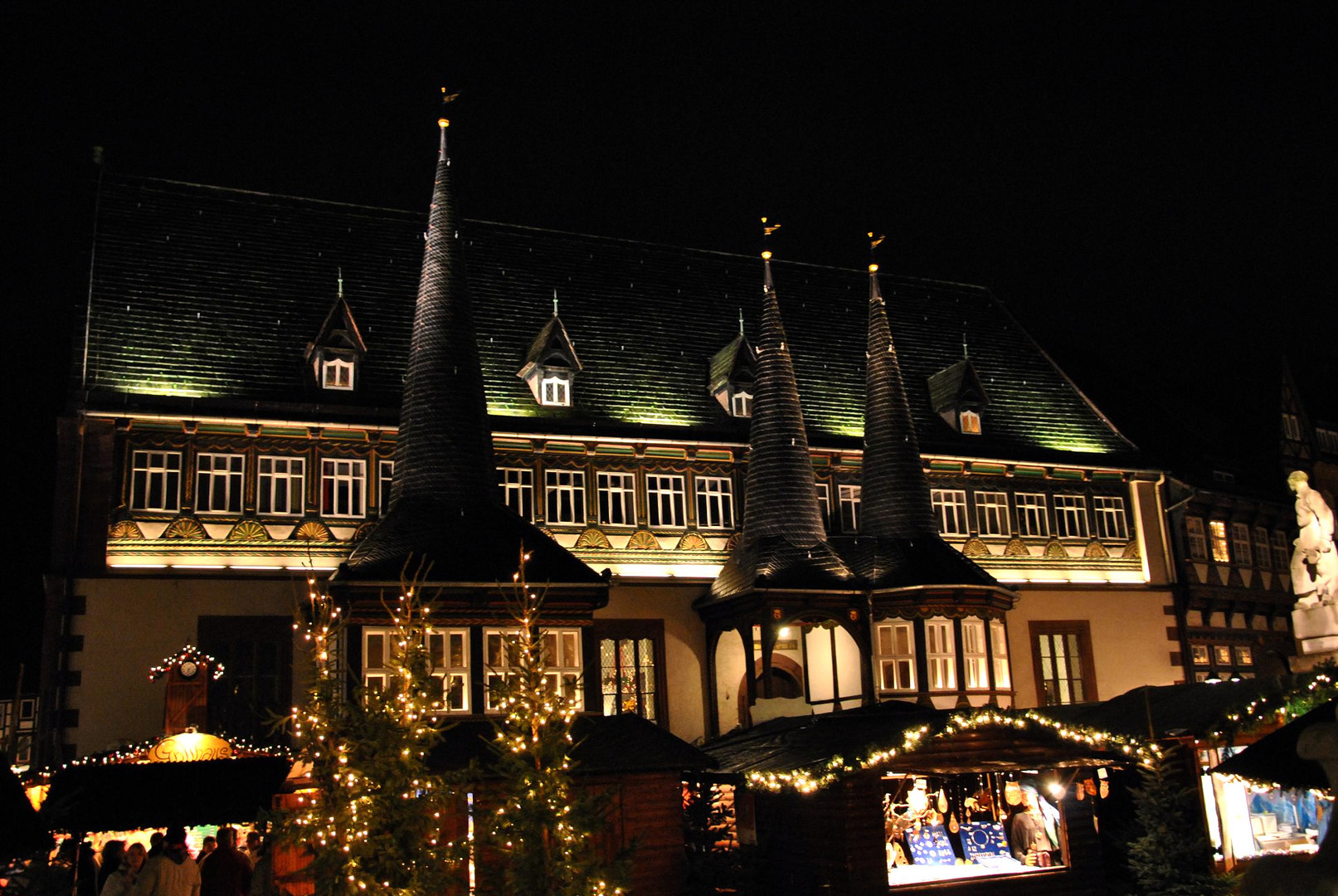 Altes Rathaus in Einbeck in einer Weihnachtsmarkt-Nacht.