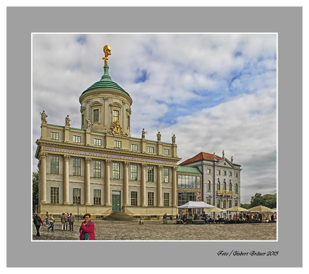 Altes Rathaus mit vergoldeter Atlasstatue am Alten Markt in Potsdam