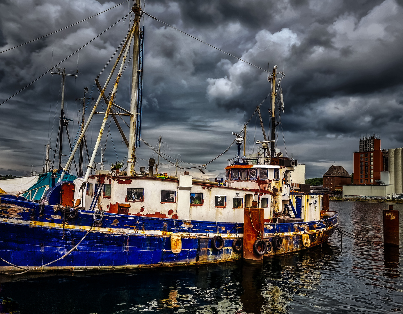 Altes, renovierungsbedürftiges Schiff im Flensburger Hafen