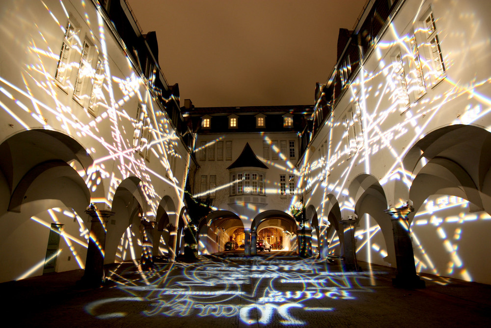 Altes Saarbrücker Museum in einem Lichterspiel