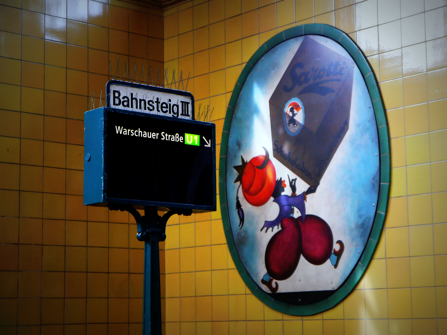 altes Sarotti-Werbeschild U-Bahn