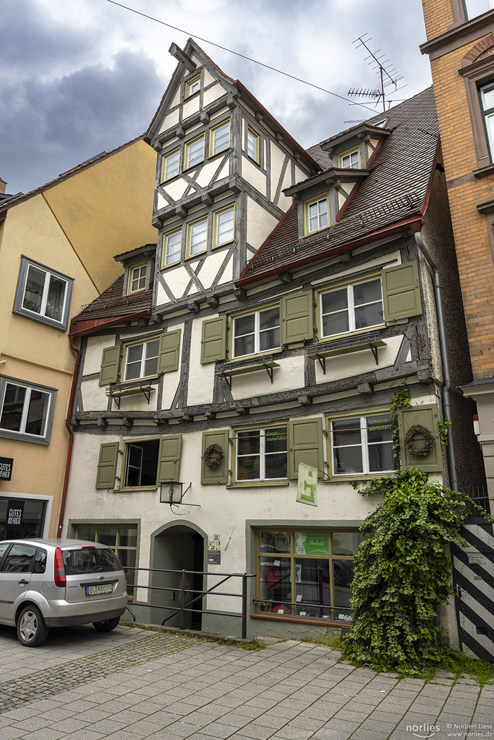 Altes schiefes Haus