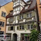 Altes schiefes Haus