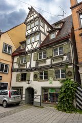 Altes schiefes Haus