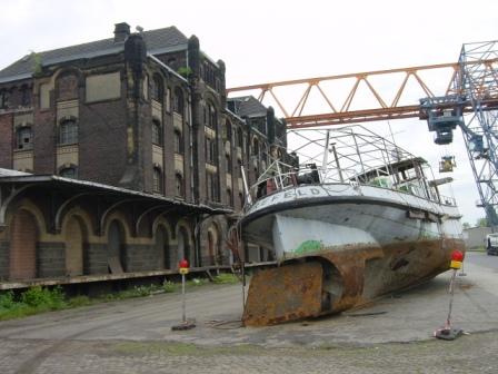 Altes Schiff, altes Hafengebäude, neuer Kran !!