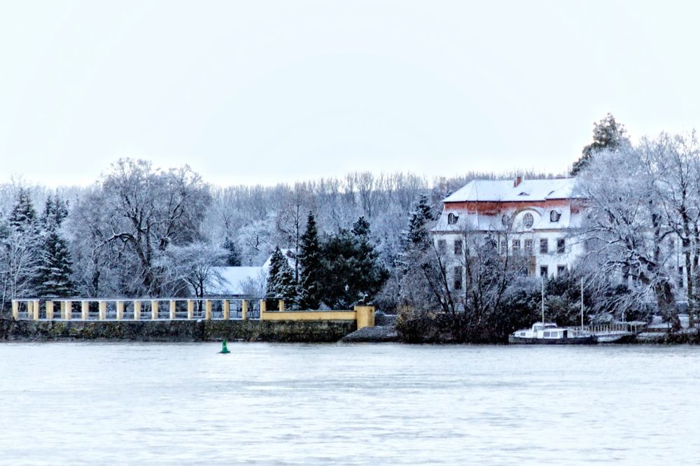 altes Schloss im Winterkleid