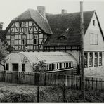 Altes Schulhaus in Ballenhausen mit angebauer Nissenhütte