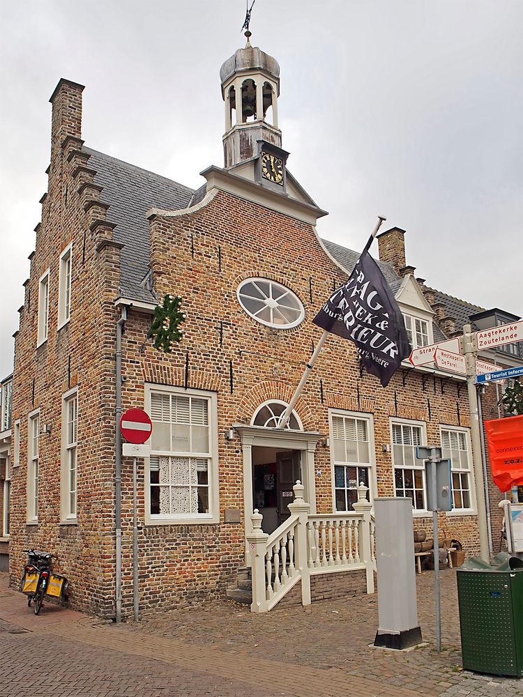 Altes Stadhuis (Rathaus) von 1667 in Domburg (Walcheren, ehem. Insel) an der Osterscheldemündung