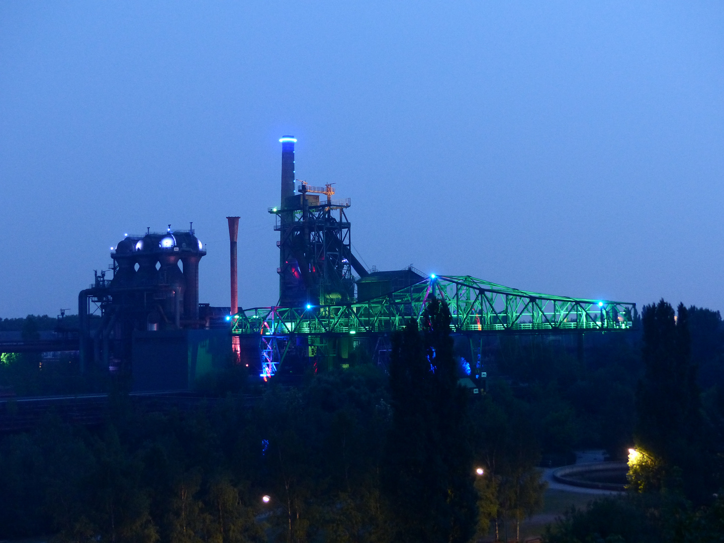 Altes Stahlwerk Duisburg in der blauen Stunde