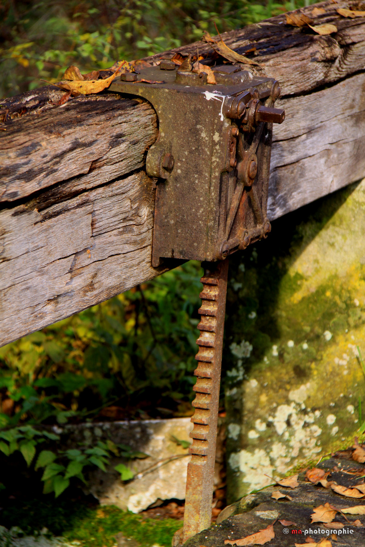 Altes Stauwehr mit Zahnradstange