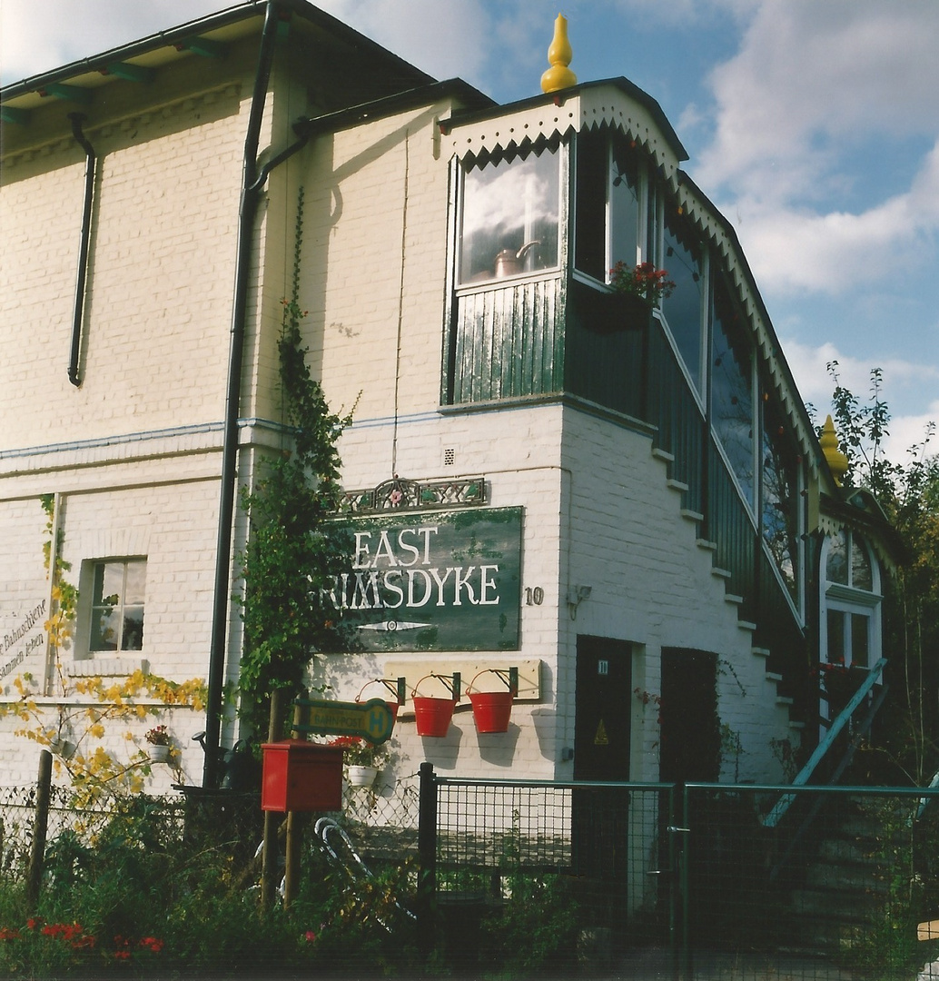 Altes Stellwerk und ehemaliges Haus des Künstlers James Donnachie in Höxter, 1993