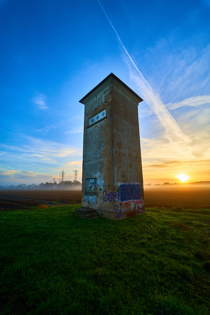 Altes Stromhäuschen bei Sonnenaufgang