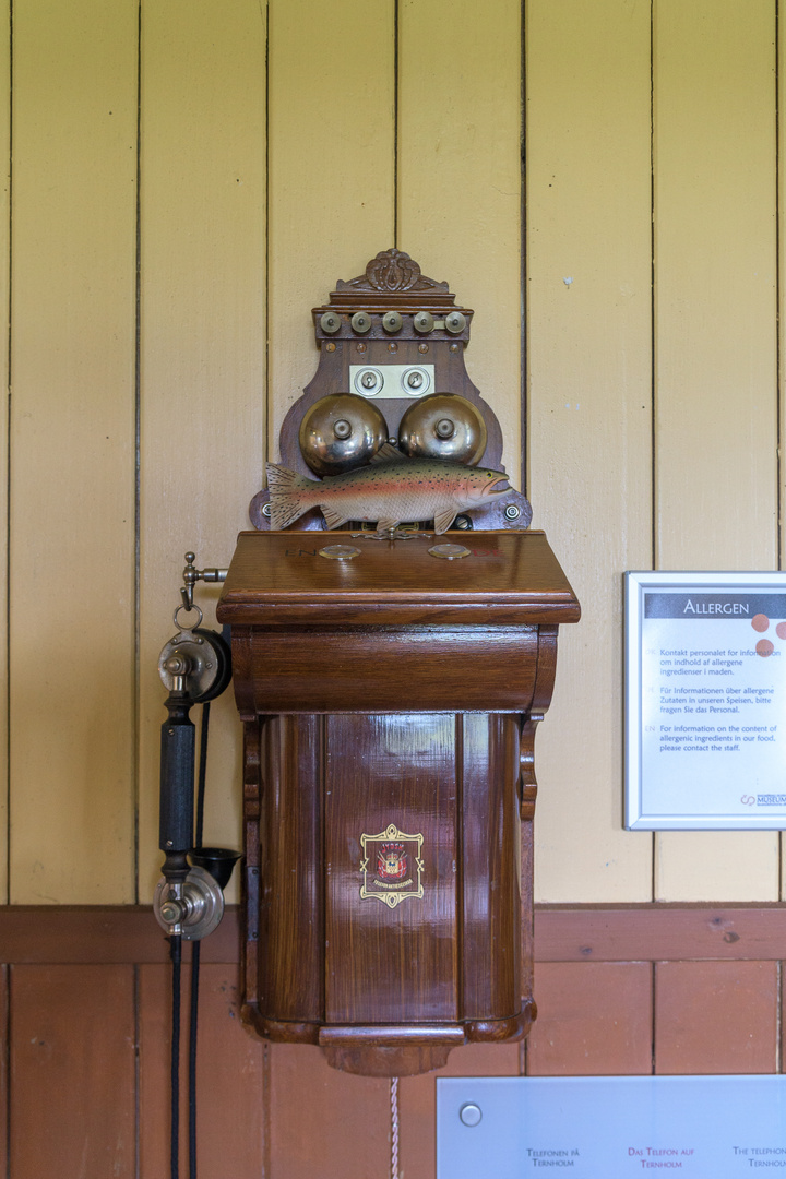 Altes Telefon in einer ehemaligen Jagdhütte