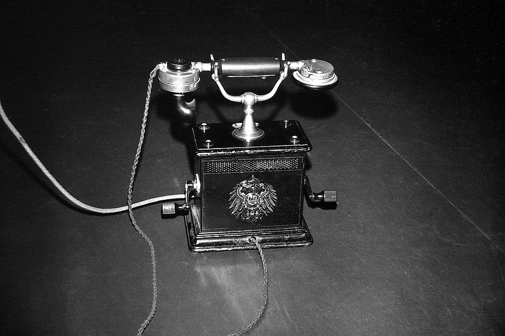 Altes Telefon ohne Wählscheibe Modell Tischapparat OB 05