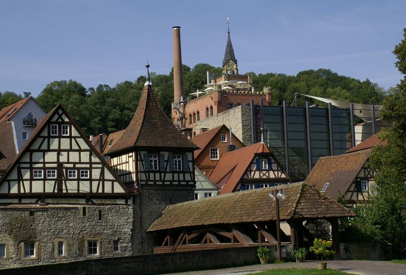 Altes trifft auf Moderne - Roter Steg und Kunsthalle  Würth in Schwäbisch Hall