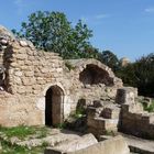 Altes türkisches Bad mit einer ins Mauerwerk eingewachsenen Olivenbaumwurzel